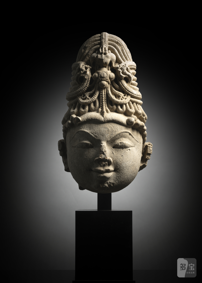 A BUFF SANDSTONE HEAD OF A FEMALE FIGURE